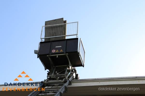 Dakdekkerslift voor materiaal transport bij dakwerkzaamheden in Zevenbergen