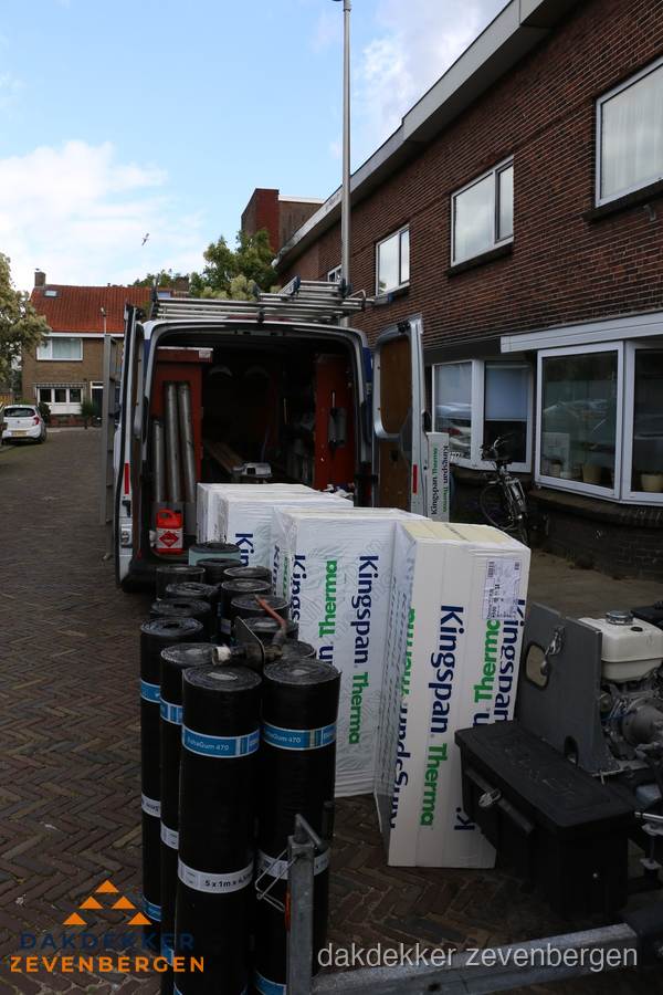 Levering van Kingspan isolatieplaten en bitumenrollen voor dakproject in Zevenbergen Levering van Kingspan isolatieplaten en bitumenrollen voor dakproject in Zevenbergen