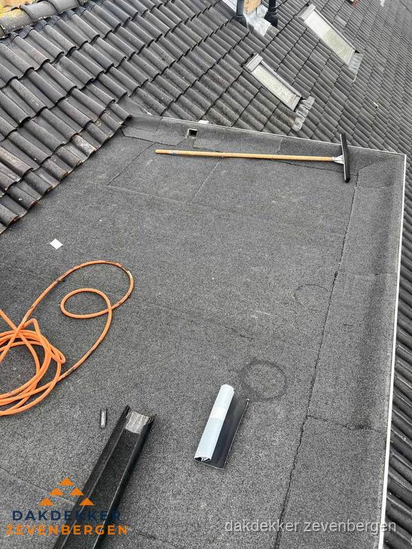 Plat dak reparatie met gereedschap en loodstroken in Zevenbergen Plat dak reparatie met gereedschap en loodstroken in Zevenbergen