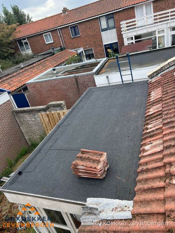 Aanbouw plat dak met reservepannen voor dakpannen vervangen in Zevenbergen Aanbouw plat dak met reservepannen voor dakpannen vervangen in Zevenbergen