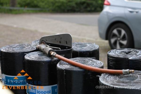 Rollen bitumen dakbedekking EshaGum klaar voor installatie in Zevenbergen Rollen bitumen dakbedekking EshaGum klaar voor installatie in Zevenbergen