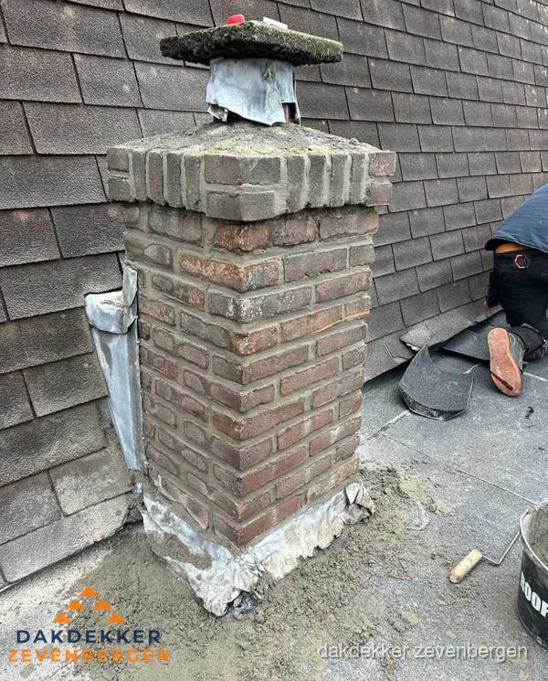 Schoorsteen reparatie met lood en voegwerk op leien dak in Zevenbergen Schoorsteen reparatie met lood en voegwerk op leien dak in Zevenbergen