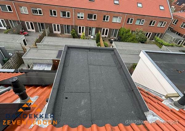 Plat dak met bitumen bedekking naast dakkapel in Zevenbergen Plat dak met bitumen bedekking naast dakkapel in Zevenbergen