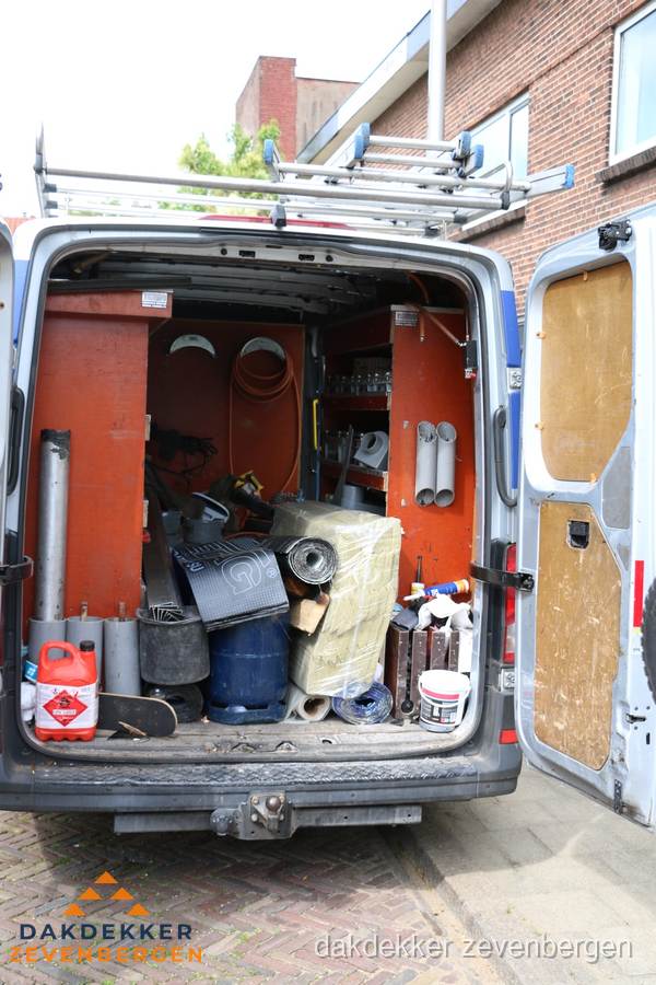 Bedrijfsbus van dakdekker met gereedschap en materialen in Zevenbergen Bedrijfsbus van dakdekker met gereedschap en materialen in Zevenbergen