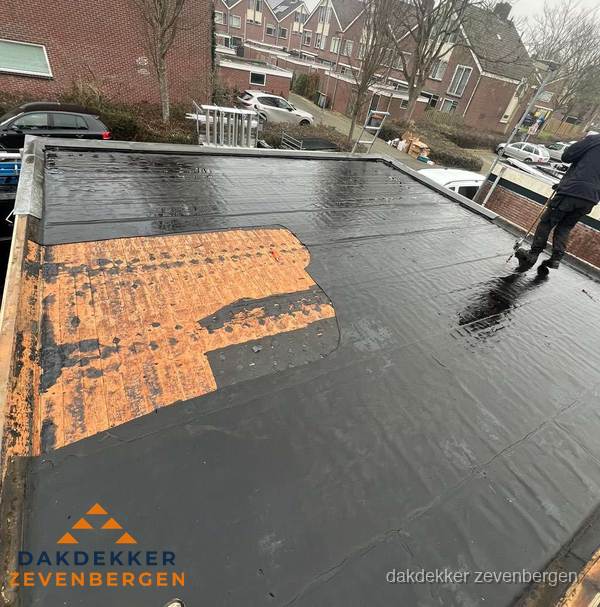 Dakdekker brengt EPDM dakbedekking aan op plat dak in Zevenbergen Dakdekker brengt EPDM dakbedekking aan op plat dak in Zevenbergen