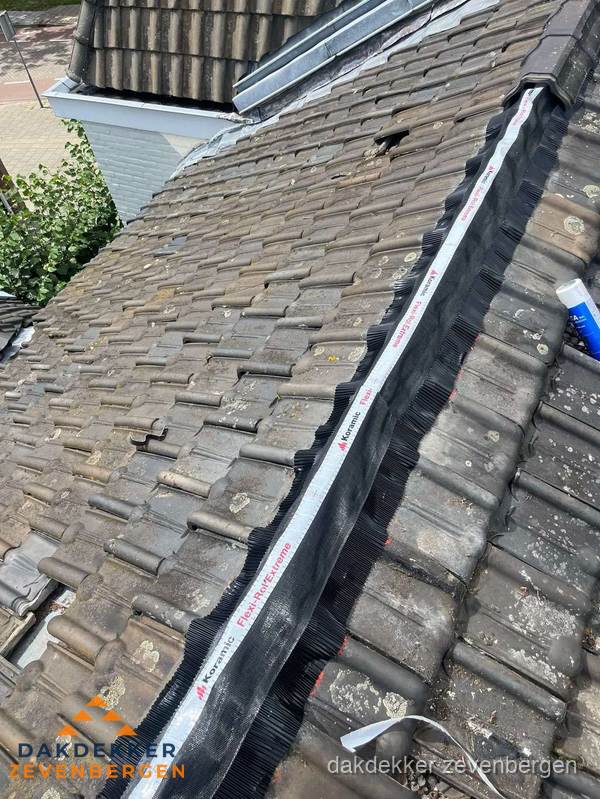 Nokvorst renovatie met Koramic nokrol op schuin pannendak in Zevenbergen Nokvorst renovatie met Koramic nokrol op schuin pannendak in Zevenbergen