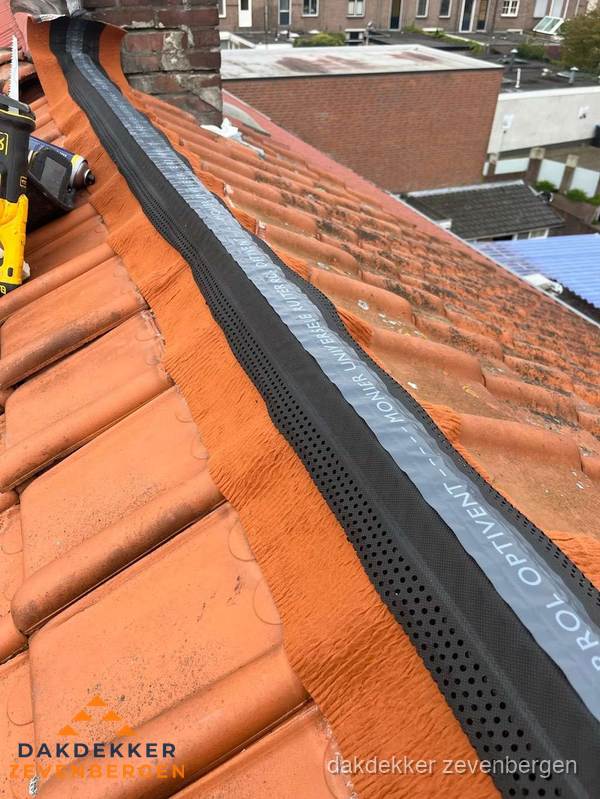 Nokventilatie installeren op hellend pannendak in Zevenbergen Nokventilatie installeren op hellend pannendak in Zevenbergen