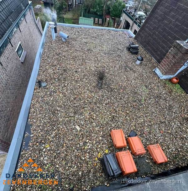 Plat dak met grindballast en dakdoorvoeren in Zevenbergen Plat dak met grindballast en dakdoorvoeren in Zevenbergen