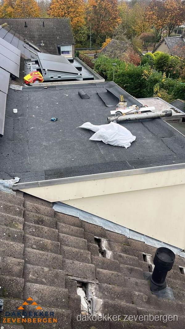 Beschadigde dakbedekking op plat dak voor reparatie in Zevenbergen Beschadigde dakbedekking op plat dak voor reparatie in Zevenbergen
