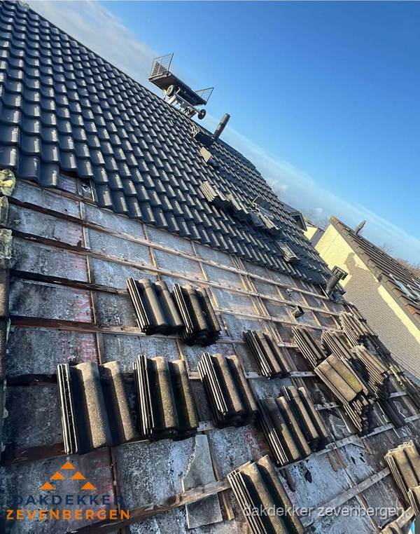 Schuin dak renovatie met nieuwe dakpannen in Zevenbergen