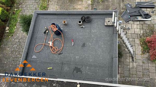 Plat dak met nieuwe bitumen bedekking in Zevenbergen Plat dak met nieuwe bitumen bedekking in Zevenbergen