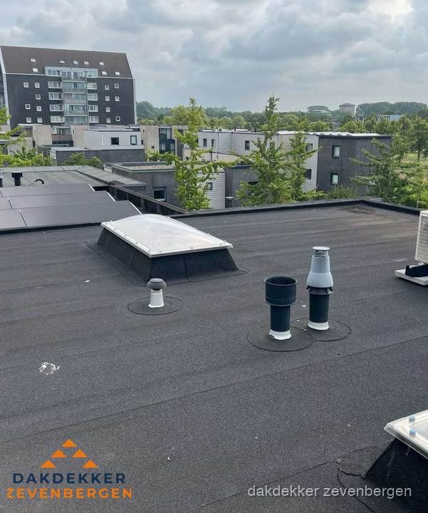 Groot plat dak met lichtkoepel en dakdoorvoeren in Zevenbergen Groot plat dak met lichtkoepel en dakdoorvoeren in Zevenbergen