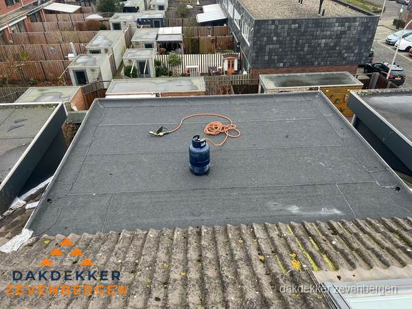 Plat dak met bitumen dakbedekking en brander in Zevenbergen Plat dak met bitumen dakbedekking en brander in Zevenbergen