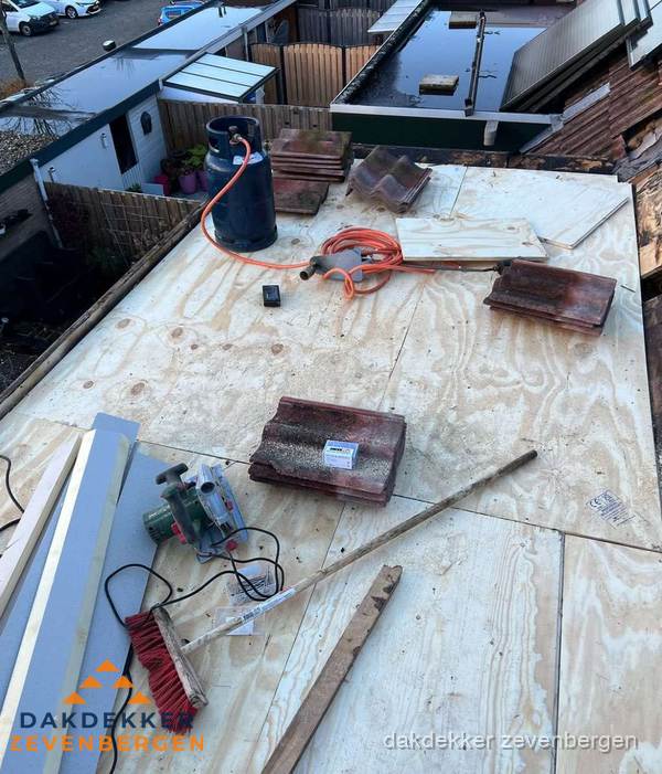 Dakreparatie werkzaamheden op plat dak met gereedschap in Zevenbergen Dakreparatie werkzaamheden op plat dak met gereedschap in Zevenbergen