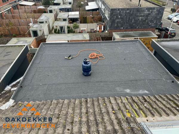 Dakreparatie plat dak met bitumen in Zevenbergen Dakreparatie plat dak met bitumen in Zevenbergen