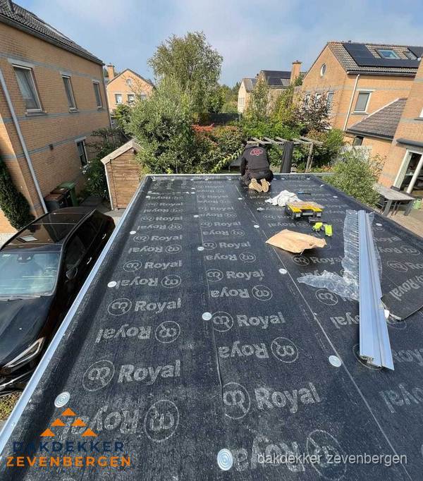 Dakdekker aan het werk op plat dak renovatie in Zevenbergen