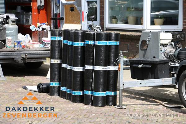 Rollen bitumen dakbedekking klaar voor daklekkage reparatie in Zevenbergen Rollen bitumen dakbedekking klaar voor daklekkage reparatie in Zevenbergen