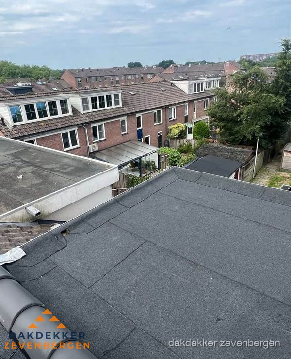 Vernieuwd plat dak met bitumen in woonwijk in Zevenbergen Vernieuwd plat dak met bitumen in woonwijk in Zevenbergen