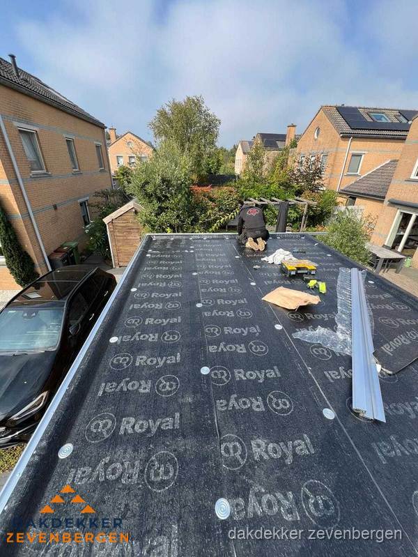 Nieuwe Royal bitumen dakbedekking op plat dak van aanbouw in Zevenbergen