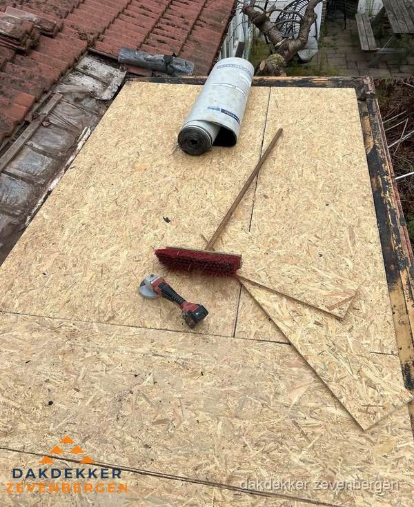 Plat dak vervangen met nieuwe OSB-ondergrond en bitumenrol in Zevenbergen Plat dak vervangen met nieuwe OSB-ondergrond en bitumenrol in Zevenbergen